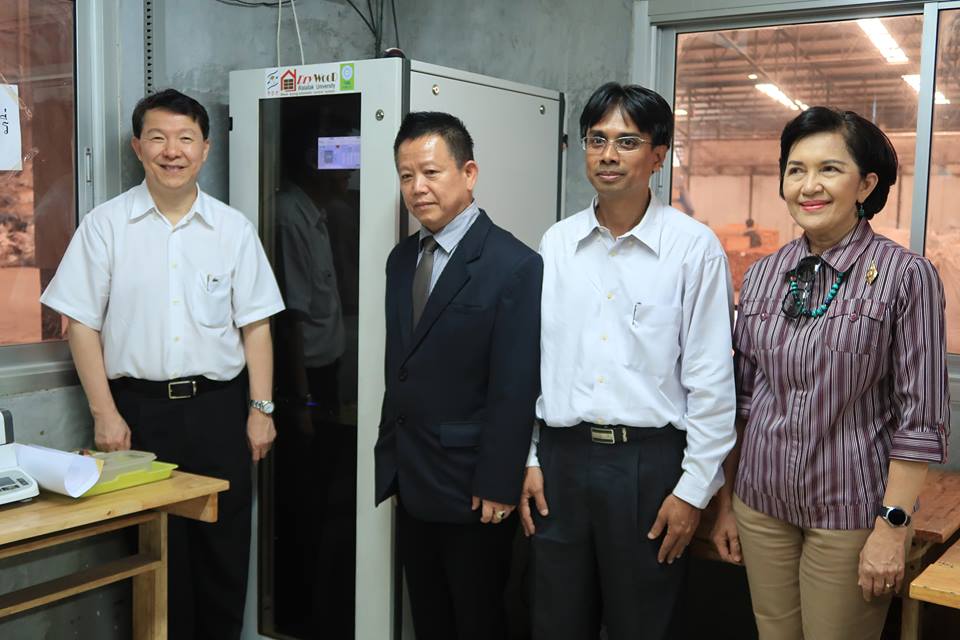 ผู้อำนวยการ สกว. และคณะเยี่ยมชมระบบอบไม้ DryWooD ที่บริษัท ทิพย์เมธา จำกัด