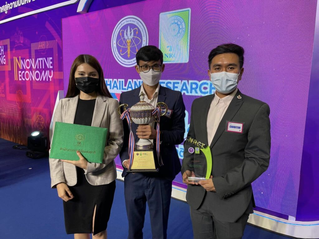 การรับรางวัล Gold Award พร้อมเงินรางวัล 70,000 บาท จากงานมหกรรมงานวิจัยแห่งชาติ 2565 (Thailand Reseach Expo 2565)